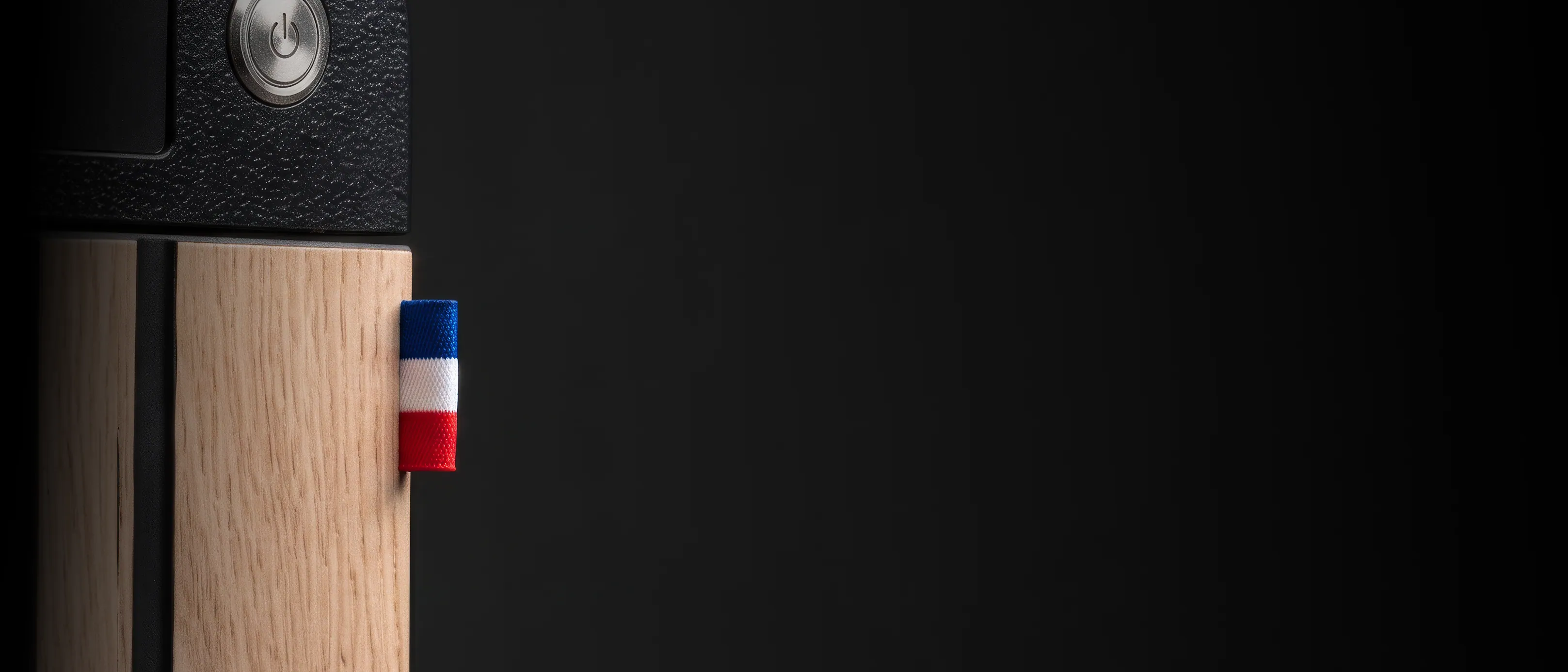 Drapeau français sur la façade du Cocturachef SB M