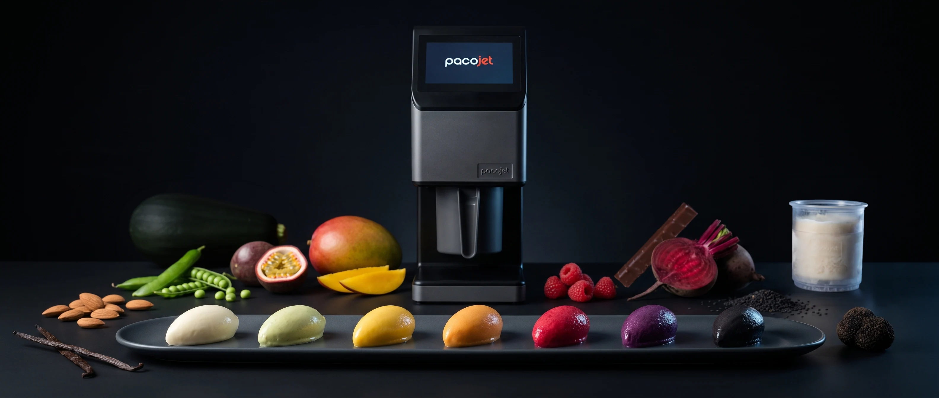 Sept préparations pacossées de couleurs différentes présentées devant la machine