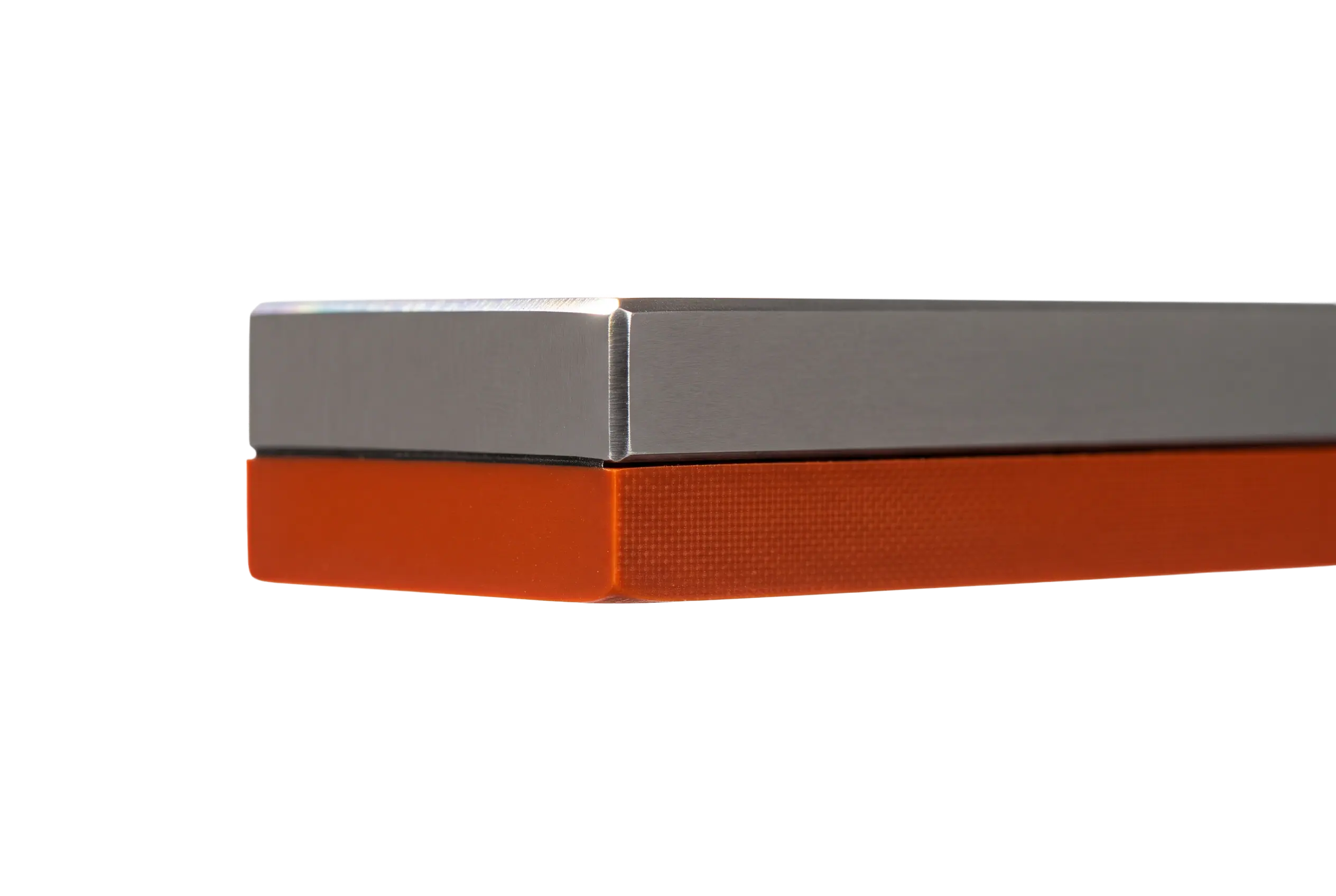 Coupe macro de la paroi du Gustochef SB 27 L, plaque chauffante silicone collée sous l&rsquo;acier